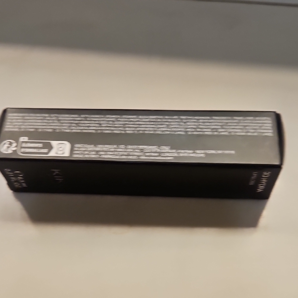 3D Hydra Lip Gloss in Black Packaging - Picture 13 of 14
